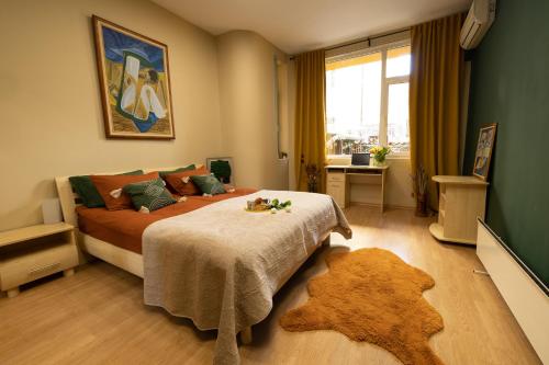 sypialnia z dużym łóżkiem i oknem w obiekcie ArtE Vitosha Blvd w mieście Sofia