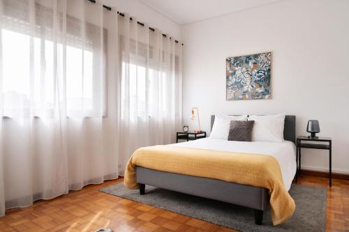 ! Luminous 2BR Top Floor ! Praça da República