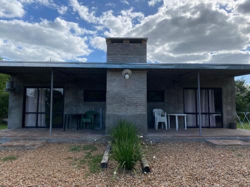 Casa con porche con mesa y sillas en La Luisa, en Termas del Daymán