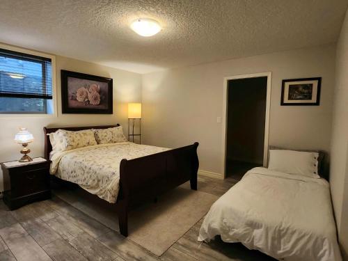 een slaapkamer met een bed en een raam en een bed sidx sidx sidx bij Peaceful suite near the lake in Victoria