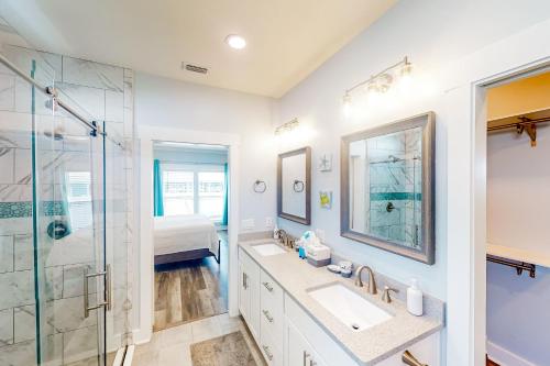 ein Badezimmer mit zwei Waschbecken und einer Dusche in der Unterkunft Turtle Beach Retreat in Panama City Beach