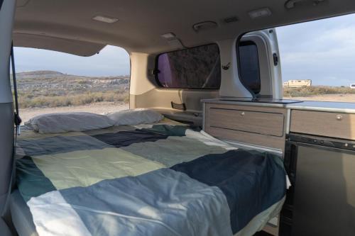 Voodi või voodid majutusasutuse Macaronesia Campervan toas