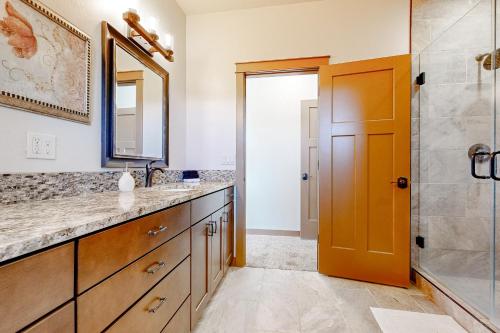 La salle de bains est pourvue d'un lavabo et d'une douche. dans l'établissement Mountainview Haven Retreat, à Montrose