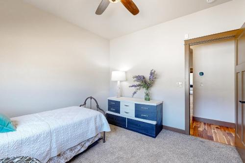 - une chambre avec un lit et une commode bleue dans l'établissement Mountainview Haven Retreat, à Montrose