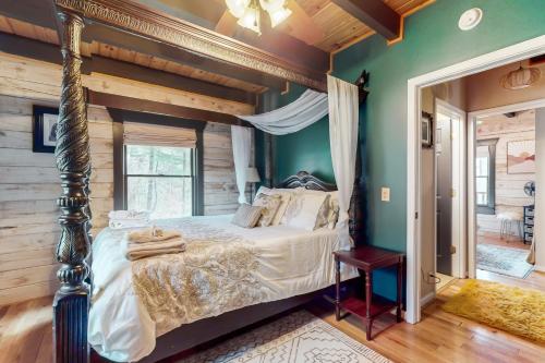 מיטה או מיטות בחדר ב-Camp Unicorns Bigfoot Manor