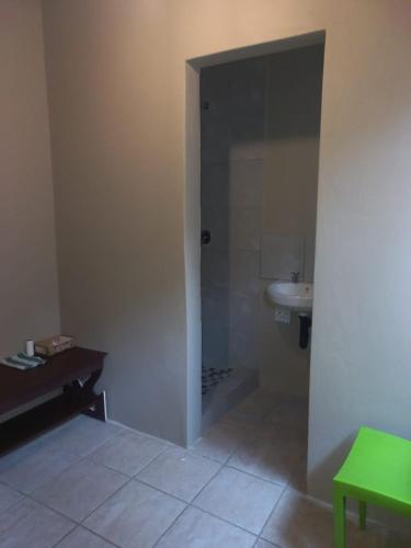La salle de bains est pourvue d'un lavabo, d'une douche et de toilettes. dans l'établissement Tanganani guest house, à Doornrandjies