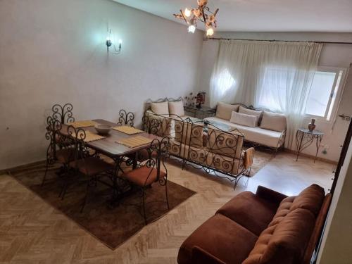 sala de estar con sofá y mesa en Authentic moroccan apartment, en Rabat