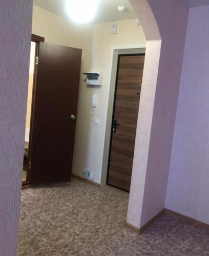 een lege kamer met een deur en een hal bij Apartment big home in La Ricamarie