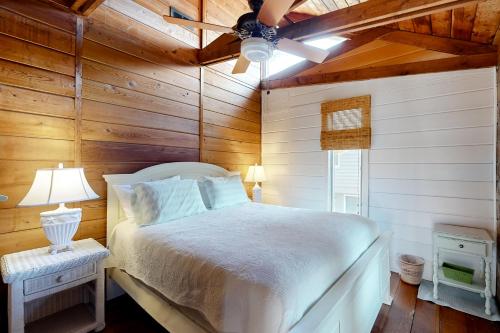 1 dormitorio con 1 cama y ventilador de techo en Tower Shores --- 39578 Admiral Road, en Bethany Beach