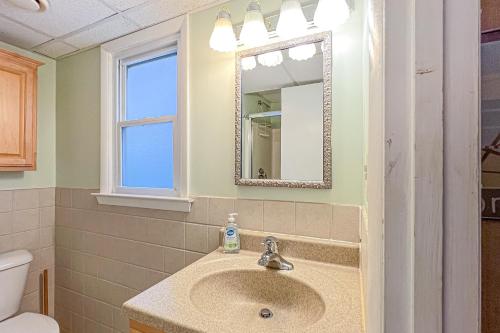 Ένα μπάνιο στο Sunspot Condo --- 2 McKinley Ave, Unit 103