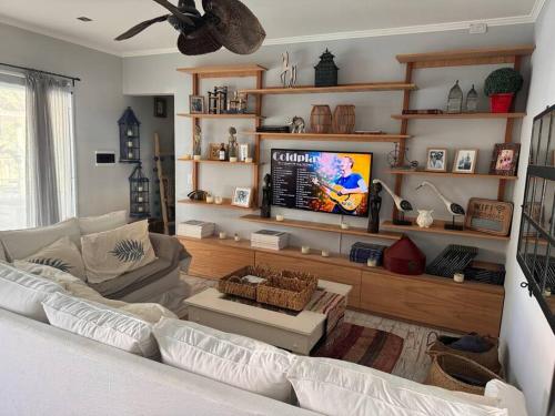 un soggiorno con divano e TV a schermo piatto di El Descanso! a Concordia