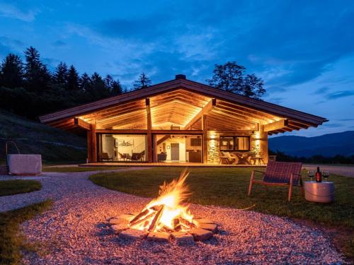 a fire pit in front of a log cabin at Mountain Hide-Away in Altbach