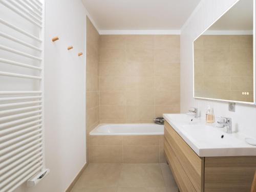 une salle de bain avec un lavabo et une baignoire dans l'établissement Cocotiers, aux Issambres