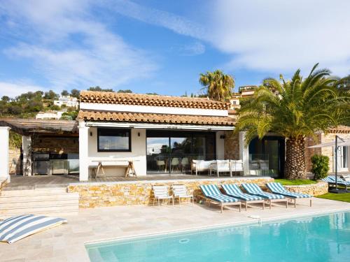 une villa avec piscine et une maison dans l'établissement Cocotiers, aux Issambres