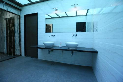 ห้องน้ำของ Hotel Girnar