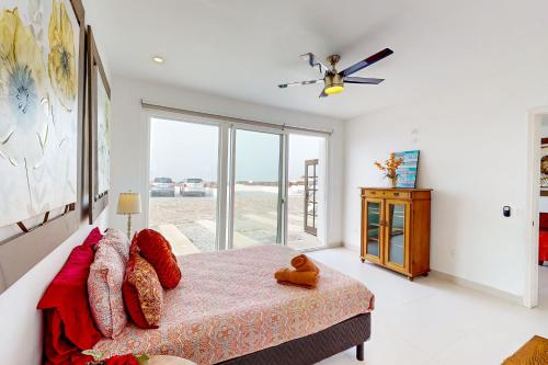 a bedroom with a bed with a view of the ocean at Casa Merlot 41 - Playa Arcangel in Rosarito