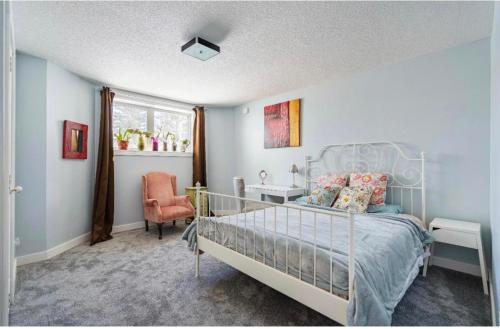 Postel nebo postele na pokoji v ubytování Calgary Mountain Elegant Suite close LRT&UC& Free Parking