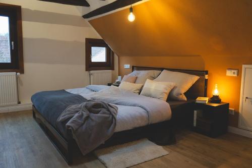 een slaapkamer met een groot bed in een kamer bij Altstadt Quartier in Schotten