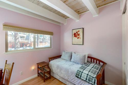 un dormitorio con una cama y una ventana en Take a Peak, en Incline Village