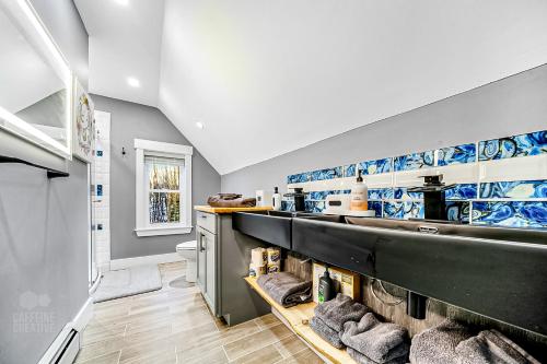 een keuken met blauwe en witte gerechten aan de muur bij Luxury Spa Chalet in Greenwood