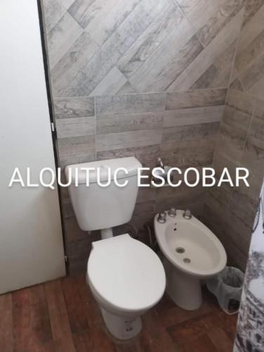 y baño con aseo blanco y lavamanos. en ALQUITUC ESCOBAR II en Belén de Escobar