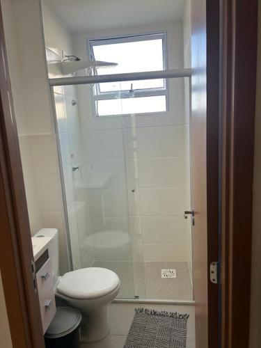 Un baño con inodoro y ducha de cristal. en Ap piscina Franca florenza, en Franca