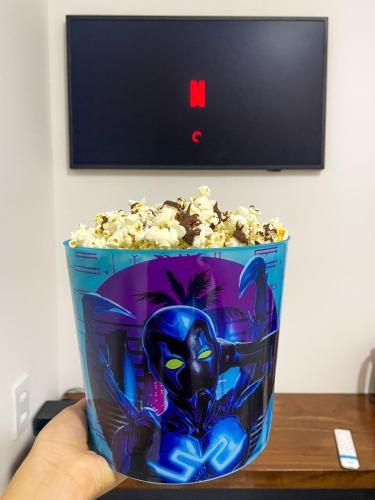 a person holding a bucket filled with popcorn at Cubo Hotel in Rio Branco