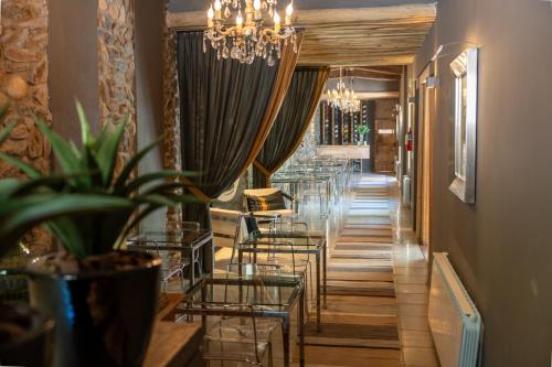 een hal met tafels en stoelen en een kroonluchter bij El Cortijo Hotel Boutique in Cachí