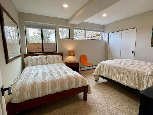 een slaapkamer met 2 bedden en 2 ramen bij Cozy Retreat 100% remodeled in Arvada