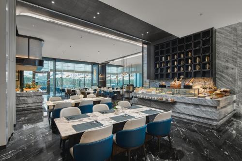 Makanan di atau berdekatan hotel