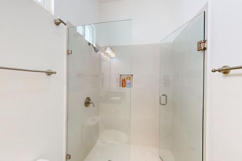a shower with a glass door in a bathroom at Villa Ambar 55 - Playa Arcangel in Rosarito