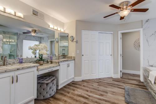 baño con 2 lavabos y ventilador de techo en Scottsdale Desert Dream Estate Resort Style Lounging, Palm Trees, Pool & Hot Tub, Putting Green, en Phoenix