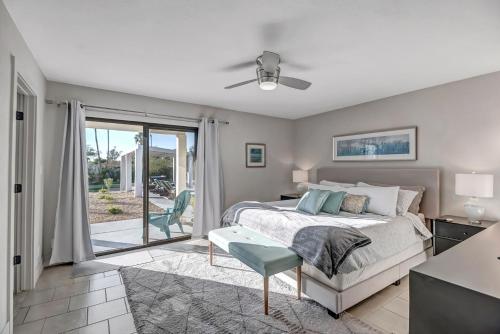 een slaapkamer met een bed en een glazen schuifdeur bij Scottsdale Golf Paradise -1 Acre of Fun 9-Hole Golf Course, Pickleball Court, Pool, Cornhole in Scottsdale