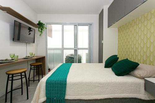 a bedroom with a large bed with green pillows at PC4008 - Apto moderno Tatuapé in Sao Paulo