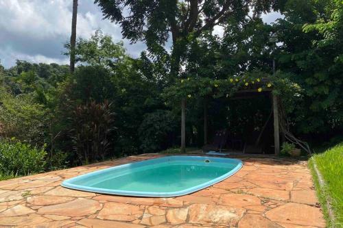 een zwembad in het midden van een tuin bij Villa Pietá in Brumadinho