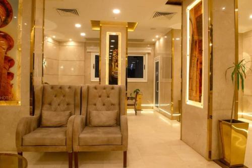 uma sala de estar com uma cadeira num corredor em Badr Hotel Assiut em Asyut