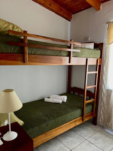 Двухъярусная кровать или двухъярусные кровати в номере Hospedaje Arroyito
