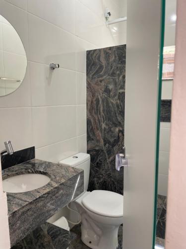 Ένα μπάνιο στο Hotel Pousada Flat Royal Suíte Stander 2 camas box
