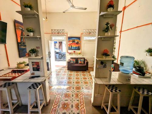 une chambre avec une table et des tabourets dans l'établissement Hostel El Español, à Saint-Domingue