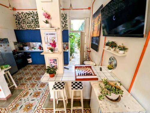una piccola cucina con tavolo e sedie in camera di Hostel El Español a Santo Domingo