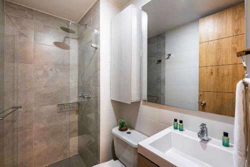 uma casa de banho com um WC, um lavatório e um chuveiro em Torre Acqua Lofts - Downtown Bogota em Bogotá