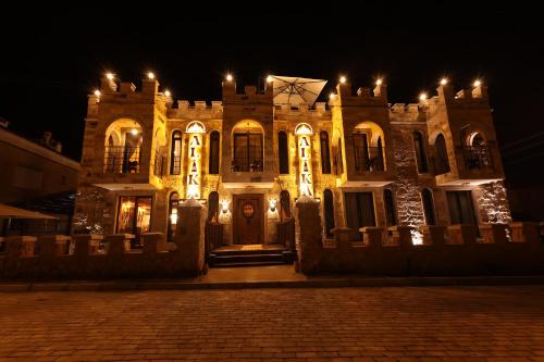 un edificio con luces encendidas por la noche en Alika Castle House, en Uchisar