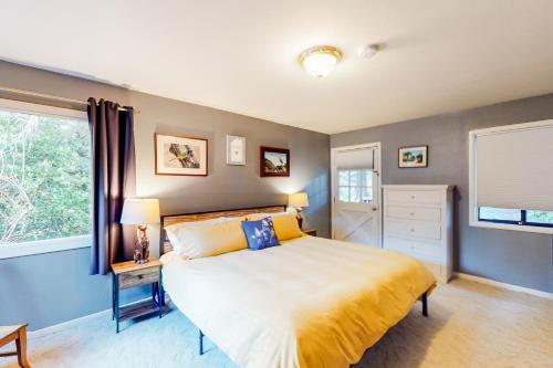 ein Schlafzimmer mit einem großen Bett und einem Fenster in der Unterkunft Creeksong Retreat in Crescent City