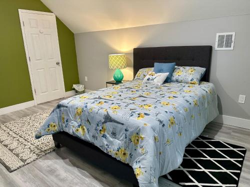 - une chambre avec un lit doté d'une couette bleue et jaune dans l'établissement Skylife Home away from home, à Irvington