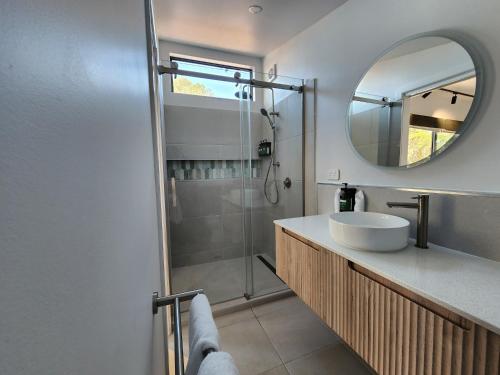 ein Bad mit einem Waschbecken und einem Spiegel in der Unterkunft Phillip Island Park Lane Holiday Park in Cowes