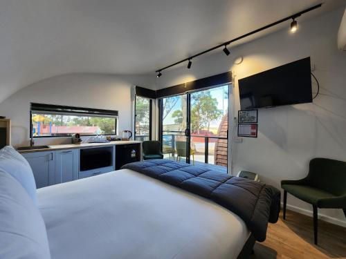 1 dormitorio con 1 cama grande y cocina en Phillip Island Park Lane Holiday Park en Cowes