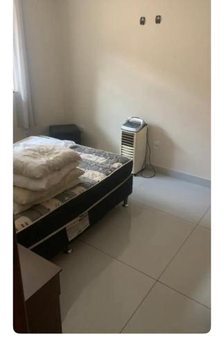 1 dormitorio con 1 cama y aire acondicionado en TALLYS, en Belo Horizonte