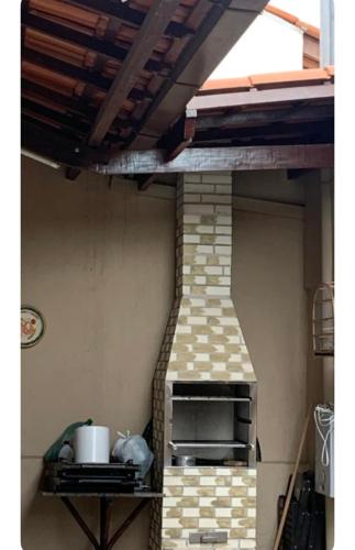 un horno de pizza en una cocina con una pared de ladrillo en TALLYS, en Belo Horizonte