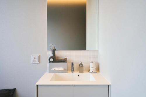 uma casa de banho com um lavatório e um espelho em NEW HUMBER 