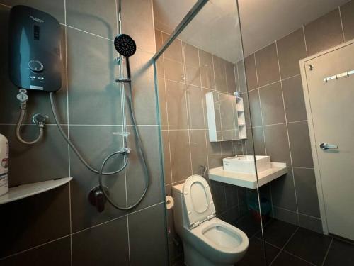 een badkamer met een douche, een toilet en een wastafel bij Greenfield Residence Sunway Subang 10 Pax 3R2B with Internet in Petaling Jaya